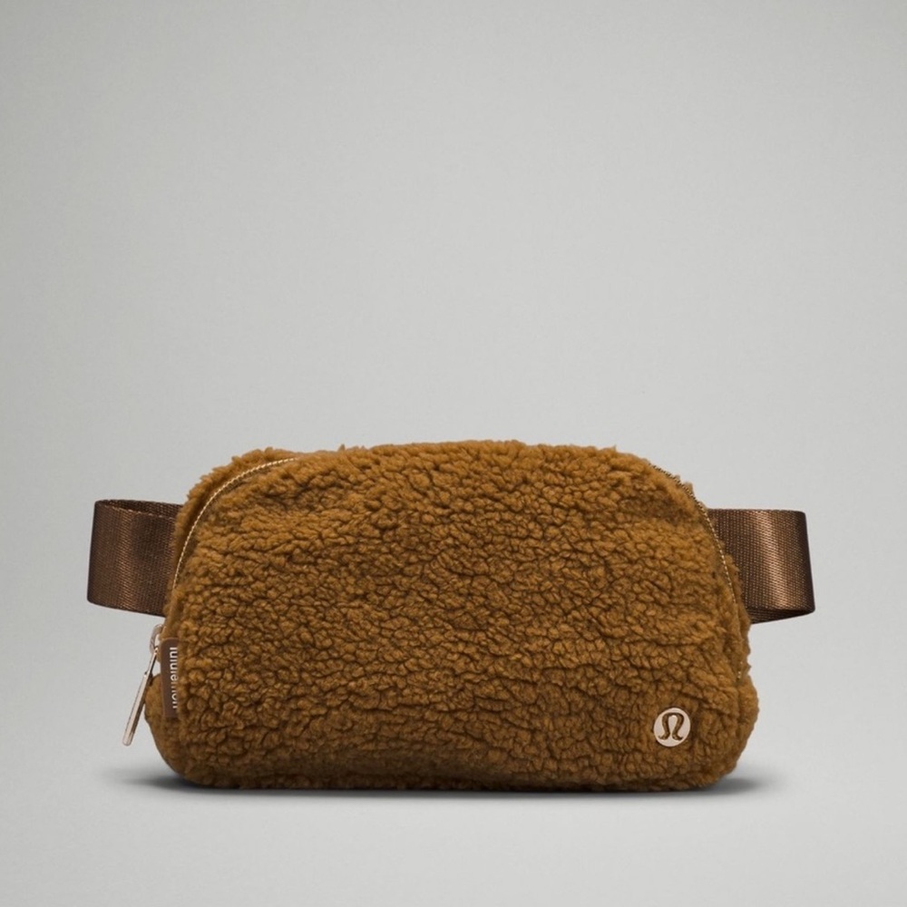 ✨Lululemon Caramel Everywhere Belt Bag Sherpa 1L